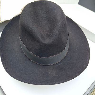 מגבעת בורסלינו מקורית. URBINO 8 L. נתונה בקופסא המקורית. 
מצב טוב, סימני שימוש.
מצורפת קבלה 