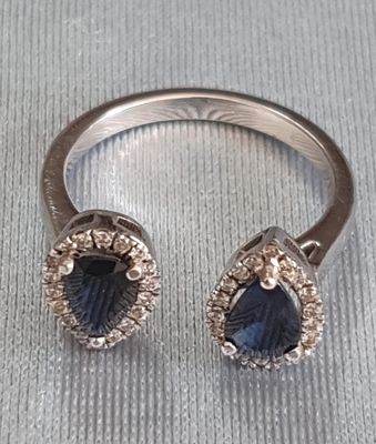 עלה כעת! רק 12.5 אחוז עמלה! טבעת זהב לבן 0.585 (14k) עם שני אבני ספיר בצורת טיפה במצב חדש לא 