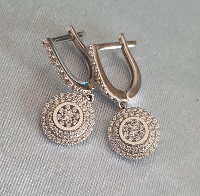 עלה כעת! רק 12.5 אחוז עמלה! זוג עגילים זהב לבן 0.585 (14k) במצב חדש במשקל. משקל כולל 4 גרם