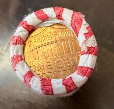 נדיר! מטבע הפני יצא מהמחזור הייצור בארה״ב בשנת 2025.
נשארו גלילים רק אצל אספנים. גליל פני 