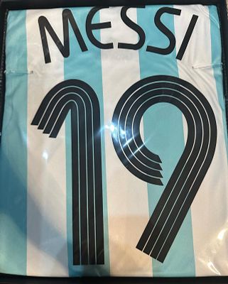 חולצה מיוחדת חתומה של ליונל מסי במדי נבחרת ארגנטינה 2005-07. חולצת בית.
