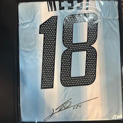 חולצה מיוחדת חתומה של ליונל מסי במדי נבחרת ארגנטינה 2004-05.