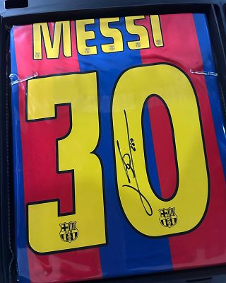 חולצה מיוחדת חתומה של ליונל מסי במדי קבוצת ברצלונה. משחקי בית. 2004-05.