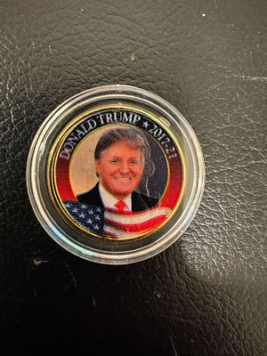 מטבע מיוחד מאוד חוקי ונדיר מצופה זהב 24K של Quarter. מסידרת נשאי ארה״ב. הנשיא דונלד טראמפ.