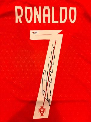 חולצה יוקרתית חתומה של כריסטיאנו רונאלדו במדי נבחרת פורטוגל . 2025-26. חולצת בית. UEFA Nations 