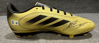 נעל כדורגל מיוחדת ונדירה חתומה על ידי ליונל מסי . אימות חתימה Beckett Witnessed