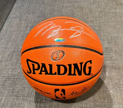 כדור מיוחד ונדיר עם חתימה של מייקל ג׳ורדן עם אימות חתימה ותעודה מקורית של Upper Deck