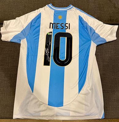 חולצה מיוחדת וחתומה של ליונל מסי בנבחרת ארגנטינה שנת 2024. חולצת בית. Copa America. אימות חתימה 