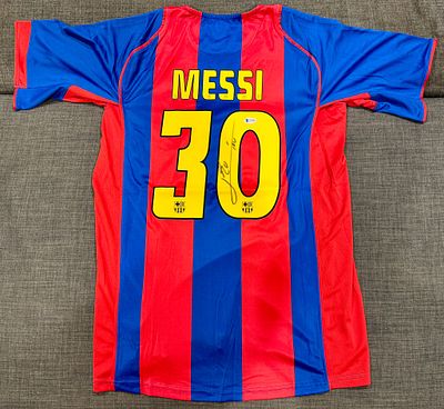 חולצה מיוחדת וחתומה של ליונל מסי בקבוצת ברצלונה שנת 2004-05. חולצת בית. אימות חתימה Beckett