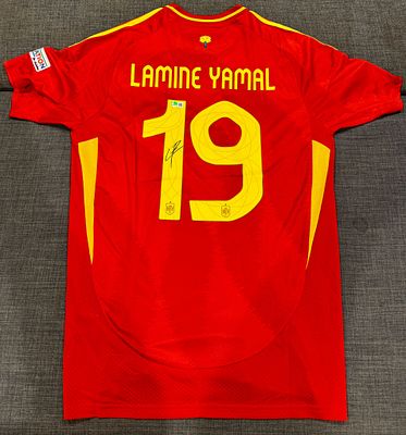 חולצה מיוחדת וחתומה של יאמין יאמל בנבחרת ספרד שנת 2024. חולצת בית. European Cup. אימות חתימה 