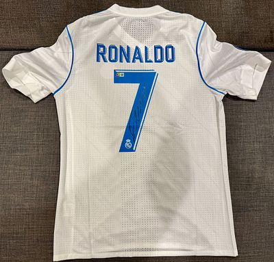 חולצה מיוחדת וחתומה של כריסטיאנו רונאלדו בקבוצת ריאל מדריד שנת 2017-18. חולצת בית. Champion 