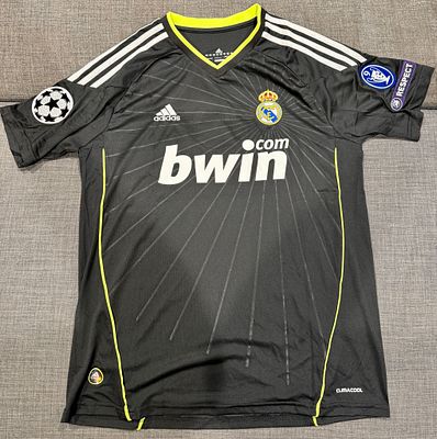 חולצה מיוחדת וחתומה של כריסטיאנו רונאלדו בקבוצת ריאל מדריד שנת 2010-11. חולצת חוץ. Champion 