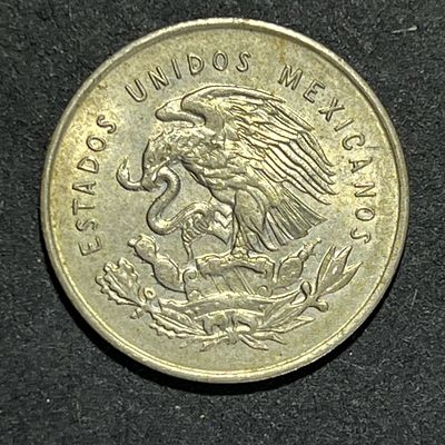מטבע כסף משקל 3.4 גרם 25 סנטאבו (Centavos) ממקסיקו, שהונפק בשנת 1953. המטבע ידוע בקרב אספנים 