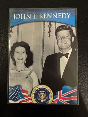 קלף מיוחד ונדיר של המלכה אליזבאט השנייה(מלכת אנגליה) עם נשיא ארה״ב קנדי. מסידרת המלכה עם נשיאי 