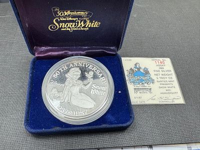 עלה כעת! מדליה אספנות מכסף טהור 999 המנציחה את יום השנה ה-50 לסרט "שלגיה ושבעת הגמדים" של 