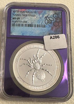 מטבע מוסמך של חברת NGC (Numismatic Guaranty Company), עם דמותה של המלכה אליזבת השנייה בצד אחד 