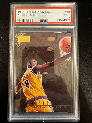 קלף משנת הרוקי של Kobe Bryant מסדרת SkyBox Premium 1996.
מדורג PSA 9 (Mint)