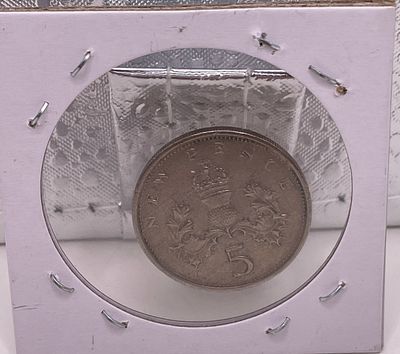 מטבע 10 פנס בריטי, המלכה אליזבת השנייה, 1968. מטבע **10 פנס** בריטי מקורי משנת **1968** 🪙. 
