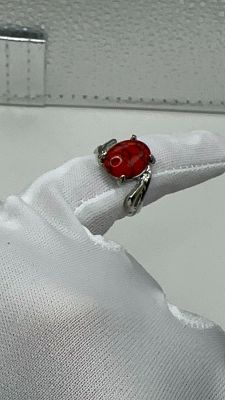 💍 טבעת כסף עדינה עם אבן אדומה יוקרתית 🔴 עיצוב ייחודי ואלגנטי – משובצת באבן אדומה בוהקת בעיצוב 