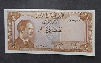 חתימה 12 נדיר! 
ירדן 1959
1/2 דינר מצב UNC