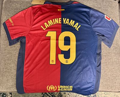 חולצה חדשה עם הטיקט של Lamine Yamal במדי FC Barcelona, מספר 19 בגב, בעיצוב הבית החדש בצבעי 