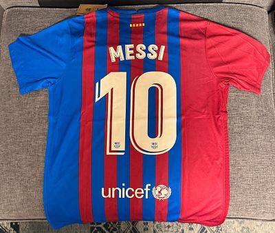 חולצה חדשה עם הטיקט של Lionel Messi במדי FC Barcelona, מספר 10 בגב, בעיצוב פסים קלאסי עם ספונסר 