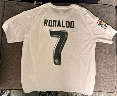 חולצה חדשה עם הטיקט Cristiano Ronaldo במדי Real Madrid CF, מספר 7 בגב, בעיצוב הבית הלבן הקלאסי 