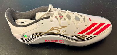 נעל כדורגל חתומה על ידי ליונל מסי. Adidas F50 חתומה בידי ליאו מסי עם אימות חתימה של Beckett 
