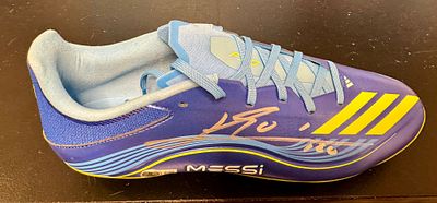נעל כדורגל חתומה על ידי ליונל מסי. Adidas F50 חתומה בידי ליאו מסי עם אימות חתימה של Beckett 