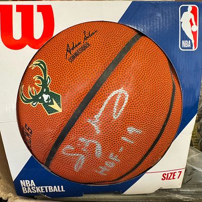כדור כדורסל רשמי של Milwaukee Bucks, חתום בחתימת יד מקורית של חבר היכל התהילה סידני מונקריף 