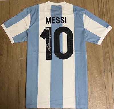 חולצת נבחרת ארגנטינה 2024 (מהדורת 50 שנה ל-Adidas) מס’ 10 של ליונל מסי, חתומה על גבי הספרה בגב 