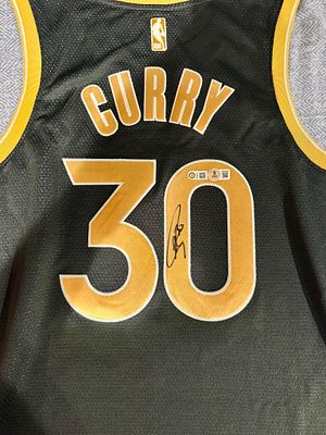 סטפן קרי – חולצת Golden State Warriors מס’ 30 חתומה על ידי סטפן קרי. חולצת Nike Dri-FIT מקורית 