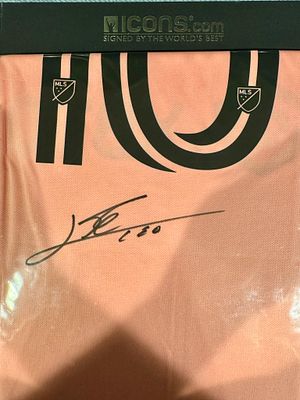 ליונל מסי – חולצת אינטר מיאמי Ballon d’Or מספר 10 חתומה בגב, מאומתת ע”י ICONS ומלווה בתעודת 
