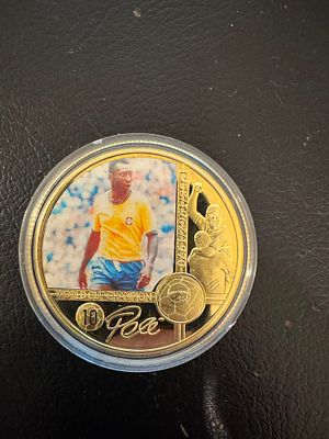 Pel&eacute; #10 – Gold-Tone Collectible Fantasy/Souvenir Coin. A gold-tone collectible fantasy/souvenir 
