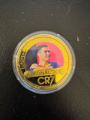 Cristiano Ronaldo (CR7) – Gold-Tone Collectible Fantasy Coin. A gold-tone collectible fantasy 