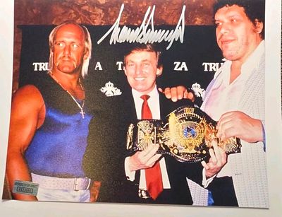 דונלד טראמפ – צילום חתום מתקופת ה-WWE עם Hulk Hogan ו-Andr&eacute; the Giant – אימות Authentication 