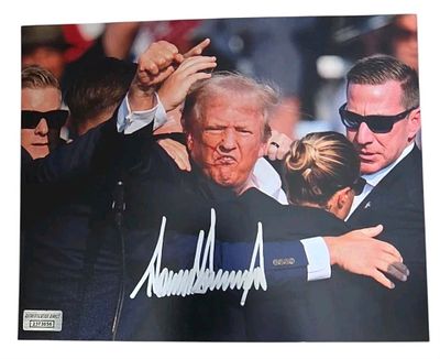 Donald Trump – Signed Photo from the 2024 Assassination Attempt – Authenticated. A collectible 