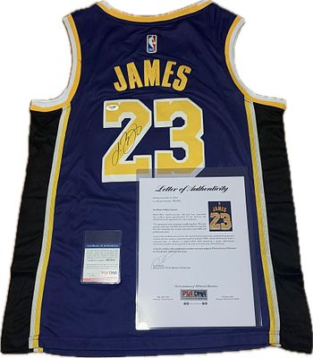 לברון ג'יימס – חולצת Los Angeles Lakers מס' 23 חתומה – אימות PSA/DNA
לברון ג'יימס – חולצת Los 