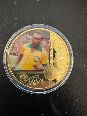 Pel&eacute; – Gold-Tone Souvenir Coin Honoring the Brazilian Football Legend. A collectible fantasy 