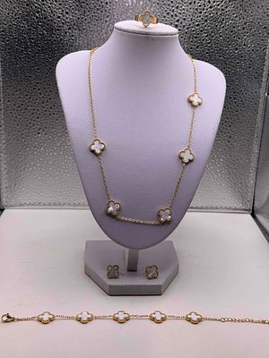 סט 4 תכשיטים רפליקה ואן קליף! Van Cleef & Arpels Alhambr תכשיטי 'פרח מזל' בציפוי זהב ופנינה 