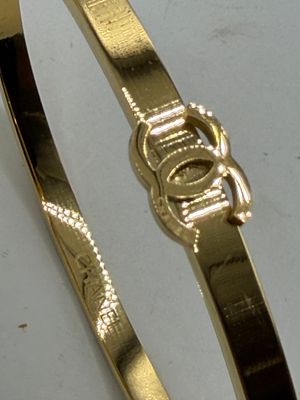 צמיד באנגל מוזהב יוקרתי, רפליקה בסגנון CHANEL. צמיד רפליקה באנגל **מוזהב ויוקרתי** בעיצוב קלאסי 