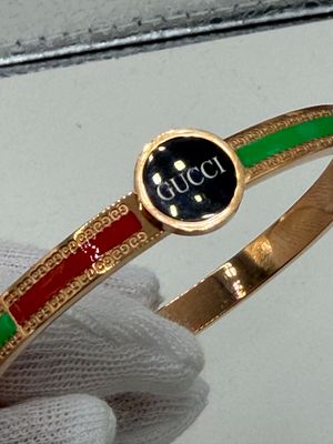 צמיד רפליקה קשיח GUCCI בעיצוב אייקוני. ✨ **צמיד רפליקה קשיח יוקרתי** מבית המותג **GUCCI** בעיצוב 