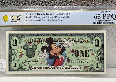 נדיר ומדורג גבוה!
שטר 1 דולר דיסני מילניום 2000 - PCGS 65 PPQ. שטר אספנות נדיר **$1 Disney 
