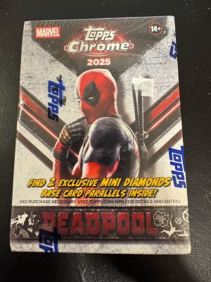 3. כותרת: מארוול דדפול – Topps Chrome 2025 – מארז קלפי אספנות סגור – 28 קלפים וקלפים בלעדיים 