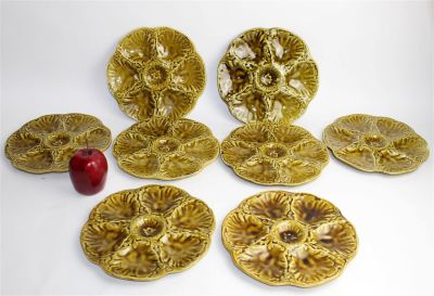 Set of 8 French Gien Majolica oyster plates. Mid 20th century. 9 1/2" dia