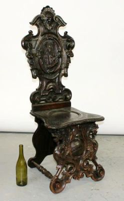 Italian Sgabello hall chair with San Marco lion. Antique Italian Sgabello hall chair with San 