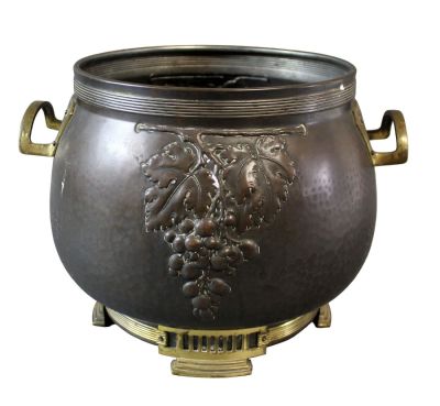 German Jugendstil Arts & Crafts hammered copper jardiniere cachepot. German Jugendstil Arts 