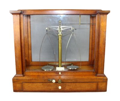 Antique Dutch Becker's Sons apothecary scale in a case. Antique Dutch Becker's Sons Rotterdam 