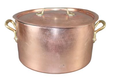 Large French hammered copper stock pot with lid. Marked Made in France. Late 20th century. 10 
