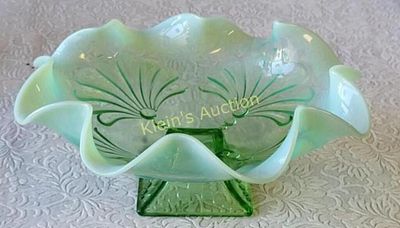 opalescent green ruffled bowl Jefferson glass Rare. super desirable color combination